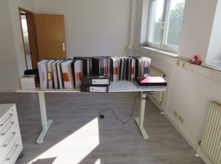 1 Schreibtisch elektrisch höhenverstellbar inkl.
